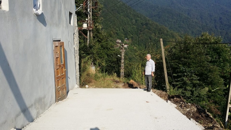 SIRT MAHALLESİNDE YOL BETONLAMASI