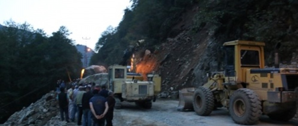 KONAKLAR YOLU YENİDEN HEYELANA TESLİM OLDU